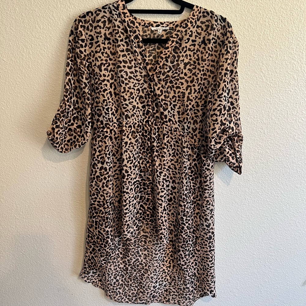 Cheetah high/low button up top